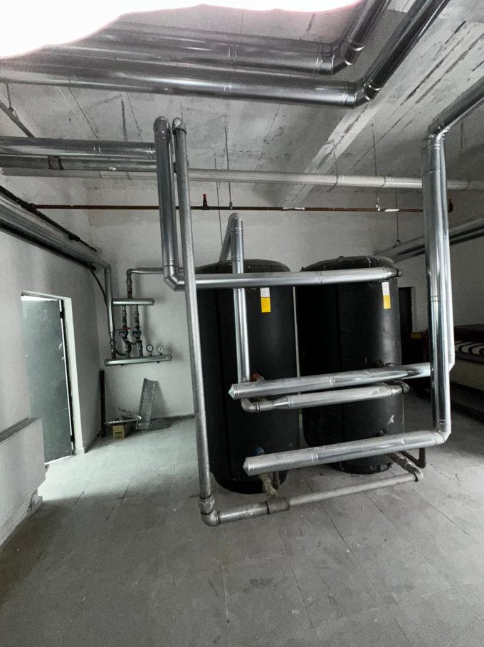 Yalıtımlı borularla bağlanmış boyler grubu