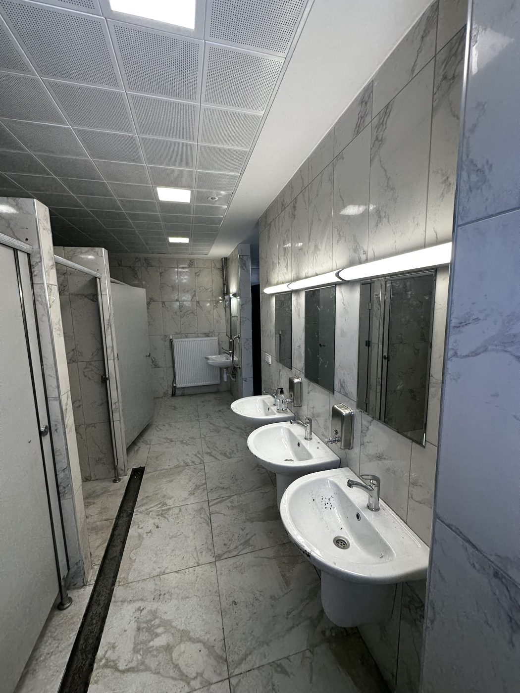Sıra lavabolar ve WC kabinleri