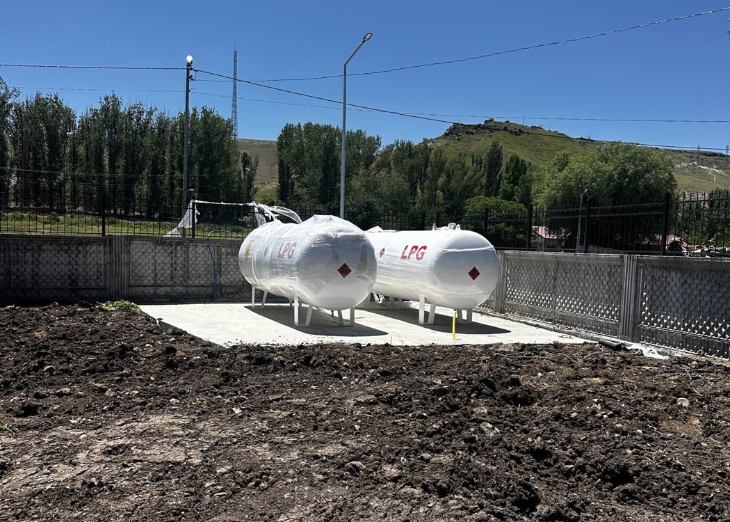 İki adet yer üstü LPG tankı