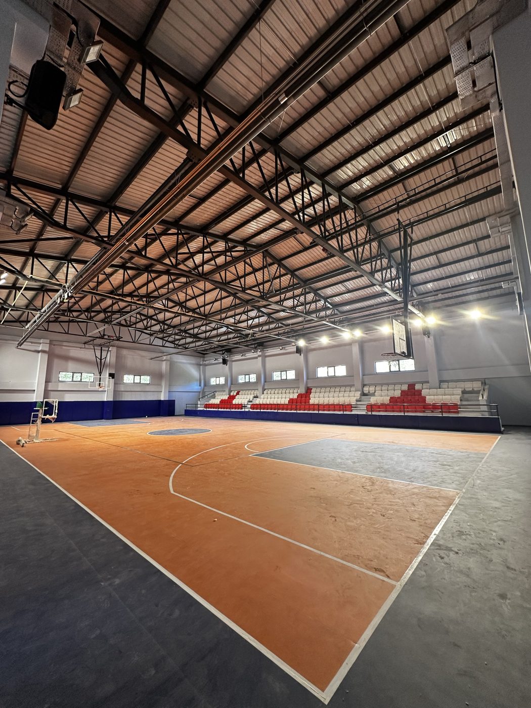 Spor salonu: çelik çatı altında basketbol sahası ve tribünler