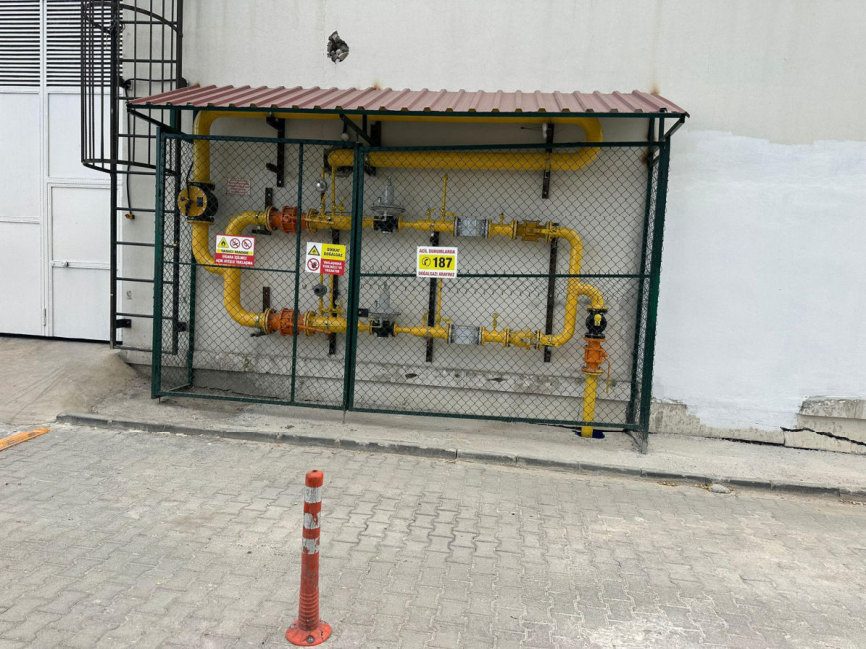 Bina dışında kafes içinde doğalgaz basınç düşürme ve ölçüm hattı