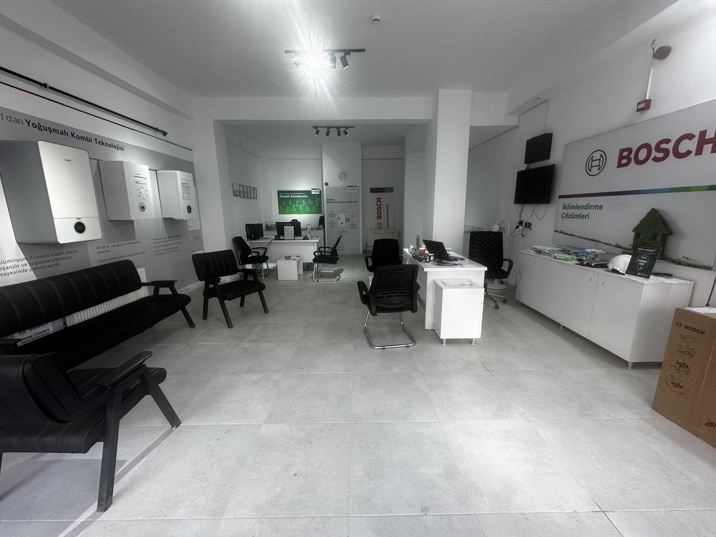 Bosch kombilerin sergilendiği mağaza içi