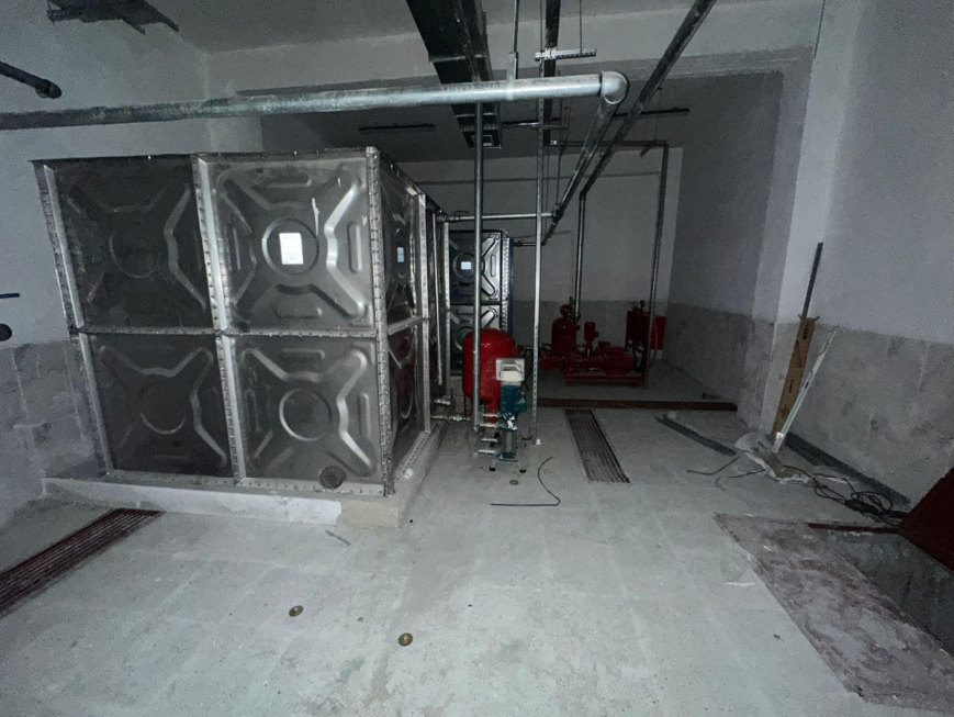Bodrum katta paslanmaz modüler su deposu ve pompalar